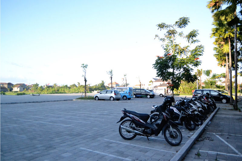Harris Hotel & Residences Sunset Road Kuta  Exterior photo